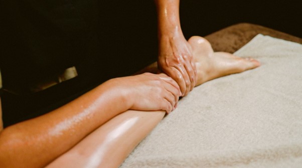 massage de la jambe chez Aphrodite Spa, à Hyères