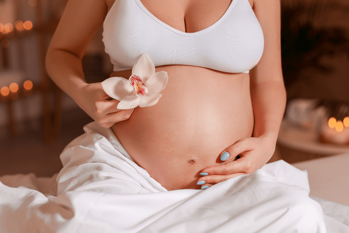 Femme enceinte se reposant dans un salon de spa